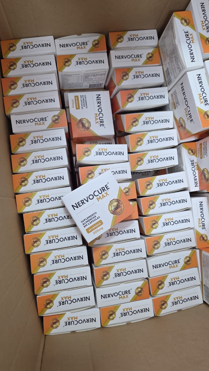 Dezenas de caixas originais de NervoCure Max organizadas no estoque